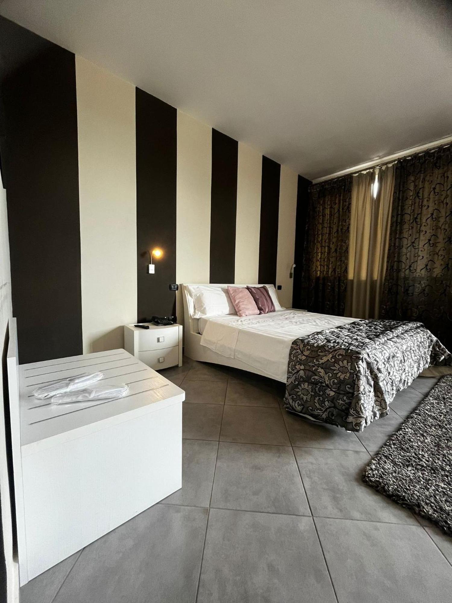 Hotel Saturday Palma Campania Buitenkant foto