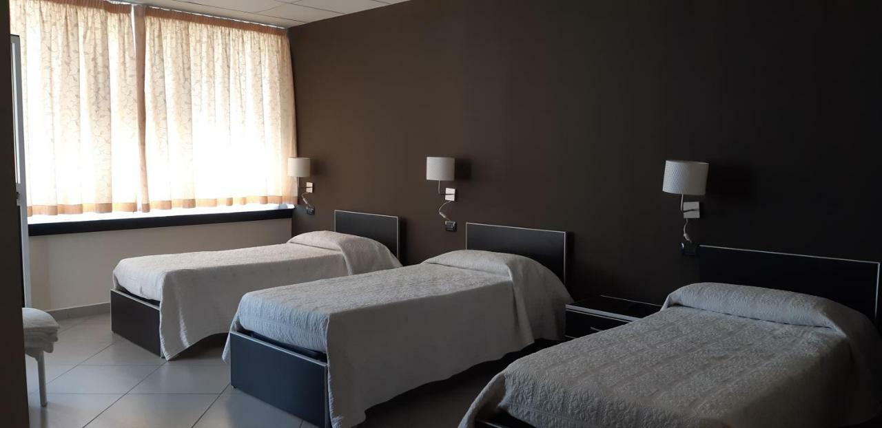 Hotel Saturday Palma Campania Buitenkant foto